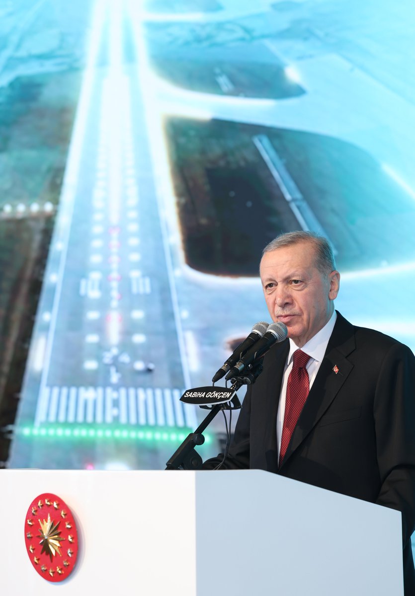 RTErdogan's tweet photo. Bugün açılış gururunu yaşadığımız, Sabiha Gökçen Havalimanımızın hava trafik kapasitesini 2 katına çıkaracak olan yeni pistin İstanbul’umuza hayırlı olmasını diliyorum.                                                                                                                

Sabiha Gökçen Havalimanı, Türkiye genelindeki iş ve turizm piyasalarının gelişimi açısından son derece kritik roller üstleniyor.

Zaman içerisinde havalimanının artan hava ve yolcu trafiğini karşılamakta zorlandığını gördük.

Bunun üzerine ilk etapta 2009 yılında yap-işlet-devret modeliyle yeni terminal binasını tamamladık.

Sektördeki büyüme ve havalimanının gelişim planları çerçevesinde ihtiyaç duyulan ikinci pistin inşası için 2012 yılında karar aldık.

Ardından çalışmalara başlayarak toplam 970 milyon doları bulan yatırım tutarıyla ikinci pisti ve mütemmim işlerini tamamladık.

Havalimanımızın trafik kapasitesini ikiye katlayacak pistimizin uzunluğu 3 bin 540 metredir.

Hava trafiği açısından maksimum kapasiteyi sağlamak için yeni pistimizi iniş, eski pisti ise kalkış amacıyla kullanacağız.

Sabiha Gökçen Uluslararası Havalimanı, yeni pistin de devreye girmesiyle yıllık 85 milyondan fazla yolcuyu ağırlayacak kapasiteye erişecektir.

Bu güzel eserin ülkemize kazandırılmasında emeği geçen bakanlığımızı, kurumlarımızı, yüklenici firmaları, mühendisinden işçisine herkesi canıgönülden tebrik ediyorum.
