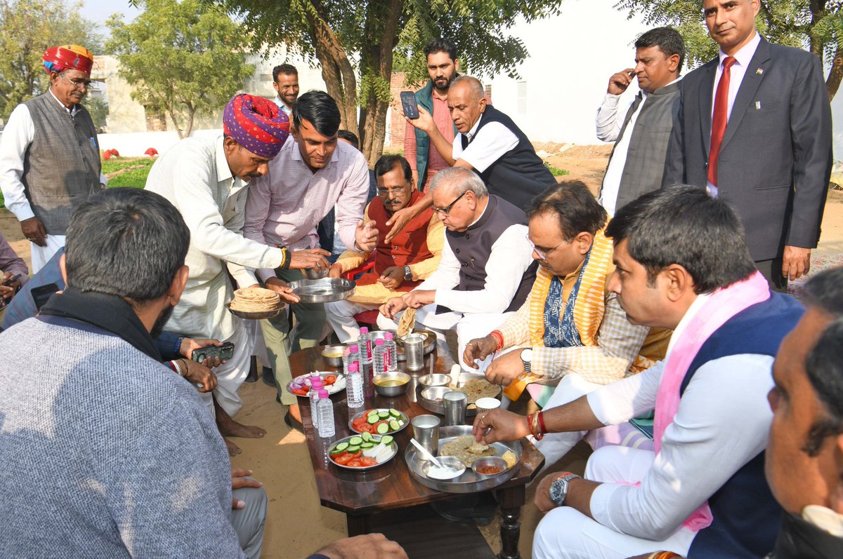 BhajanlalBjp's tweet photo. अतिथि सत्कार, स्नेह से तैयार व्यंजन और प्रेम पूर्वक साथ बैठकर भोजन ग्रहण करने का ���नंद ही म्हारे राजस्थान री पहचान है ।

सद्भाव व भक्ति की पावन धरा बगरू विधानसभा स्थ��त अजयराजपुरा ग्राम में सम्माननीय भाजपा संगठन के बूथ अध्यक्ष श्री बाबूलाल डागर जी के निवास पर स्वादिष्ट भोजन ग्रहण करके अप्रतिम प्रसन्नता हुई। 

जमीनी स्तर पर भाजपा संगठन को निरंतर मजबूती प्रदान करने वाले बाबूलाल जी व उनके परिजनों के इस अपनत्व और नि:स्वार्थ प्रेम के लिए हृदय की गहराइयों से आभार व्यक्त करता हूं।