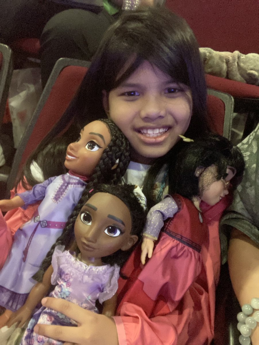 rethsela's tweet photo. Rem and big sissies #DisneyOnIce https://t.co/yK96vB9DVp