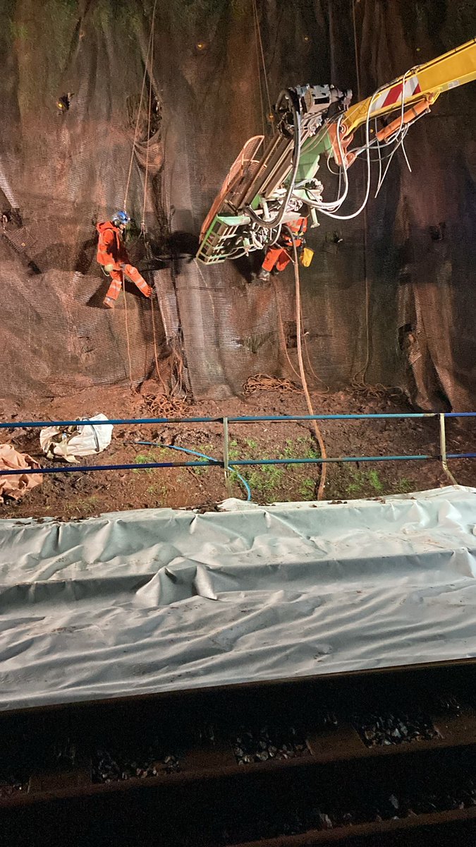 🎄We’re working round the clock this Christmas to make the railway between Dawlish and Holcombe more resilient. 🧗 We're drilling soil nails into the cliffs to reduce the risk of material falling onto this vital stretch of track. 🙏Thank you to our neighbours for your patience.