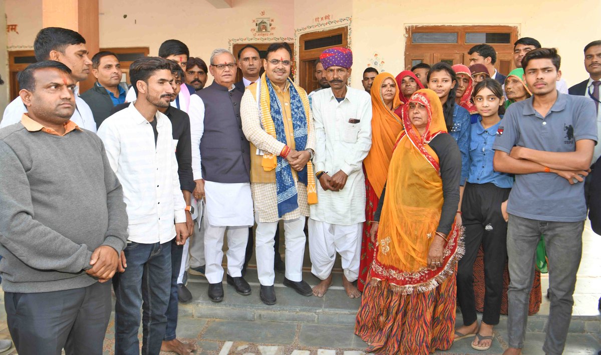 BhajanlalBjp's tweet photo. अतिथि सत्कार, स्नेह से तैयार व्यंजन और प्रेम पूर्वक साथ बैठकर भोजन ग्रहण करने का ���नंद ही म्हारे राजस्थान री पहचान है ।

सद्भाव व भक्ति की पावन धरा बगरू विधानसभा स्थ��त अजयराजपुरा ग्राम में सम्माननीय भाजपा संगठन के बूथ अध्यक्ष श्री बाबूलाल डागर जी के निवास पर स्वादिष्ट भोजन ग्रहण करके अप्रतिम प्रसन्नता हुई। 

जमीनी स्तर पर भाजपा संगठन को निरंतर मजबूती प्रदान करने वाले बाबूलाल जी व उनके परिजनों के इस अपनत्व और नि:स्वार्थ प्रेम के लिए हृदय की गहराइयों से आभार व्यक्त करता हूं।