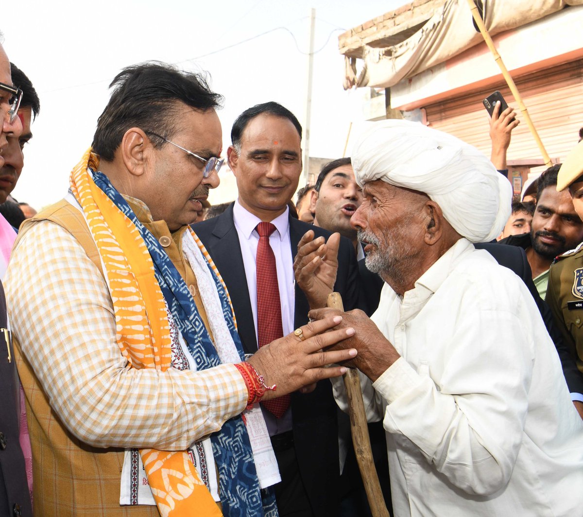BhajanlalBjp's tweet photo. अतिथि सत्कार, स्नेह से तैयार व्यंजन और प्रेम पूर्वक साथ बैठकर भोजन ग्रहण करने का ���नंद ही म्हारे राजस्थान री पहचान है ।

सद्भाव व भक्ति की पावन धरा बगरू विधानसभा स्थ��त अजयराजपुरा ग्राम में सम्माननीय भाजपा संगठन के बूथ अध्यक्ष श्री बाबूलाल डागर जी के निवास पर स्वादिष्ट भोजन ग्रहण करके अप्रतिम प्रसन्नता हुई। 

जमीनी स्तर पर भाजपा संगठन को निरंतर मजबूती प्रदान करने वाले बाबूलाल जी व उनके परिजनों के इस अपनत्व और नि:स्वार्थ प्रेम के लिए हृदय की गहराइयों से आभार व्यक्त करता हूं।