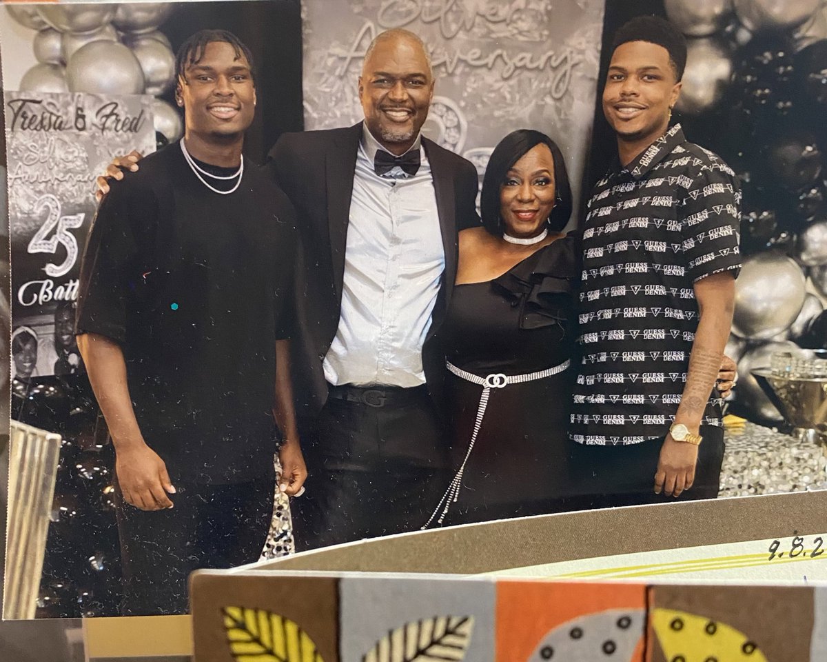 Biz__9's tweet photo. Happy Holidays from the #BattleGang 🗣️🖤💯 https://t.co/PzaPkVtIYW