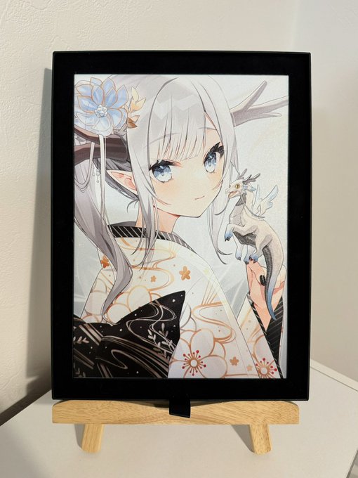 「picture frame white hair」 illustration images(Latest)