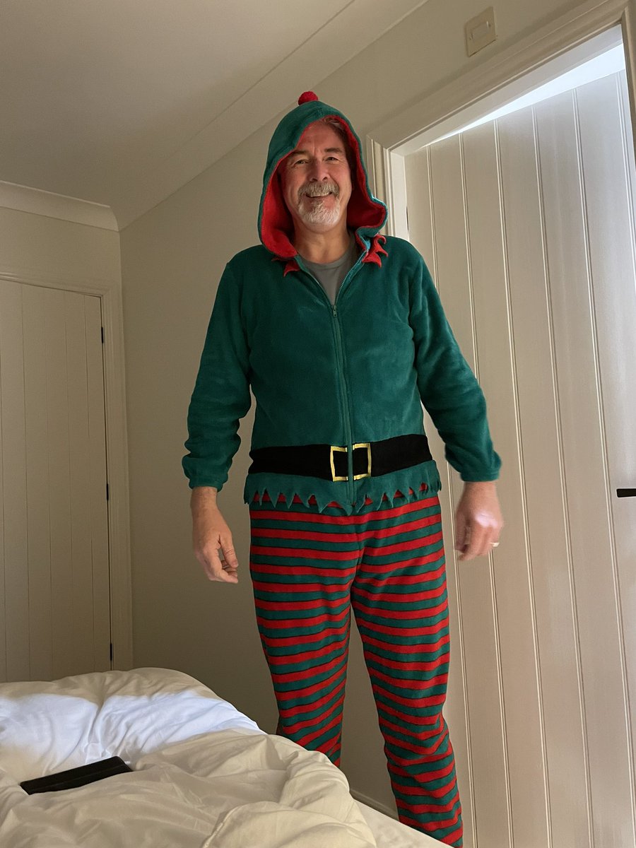 ThePontePlodder's tweet photo. Big turnout at @ponteparkrun this morning for the Christmas Day run including the Big Elf here! https://t.co/yJfHWlmAbL