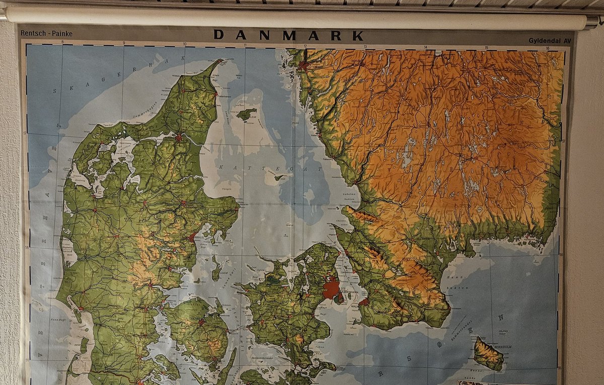 Luunske's tweet photo. – Jeg tar helg! Fikset du høydeskalaen, slik jeg ba deg om? Folk skal se Himmelbjerget og Møllehøj.

– Ja, men nå er Sverige ...

– Herlig, bare å sende til trykkeriet. Sees på mandag! https://t.co/2FZgsH3K7d
