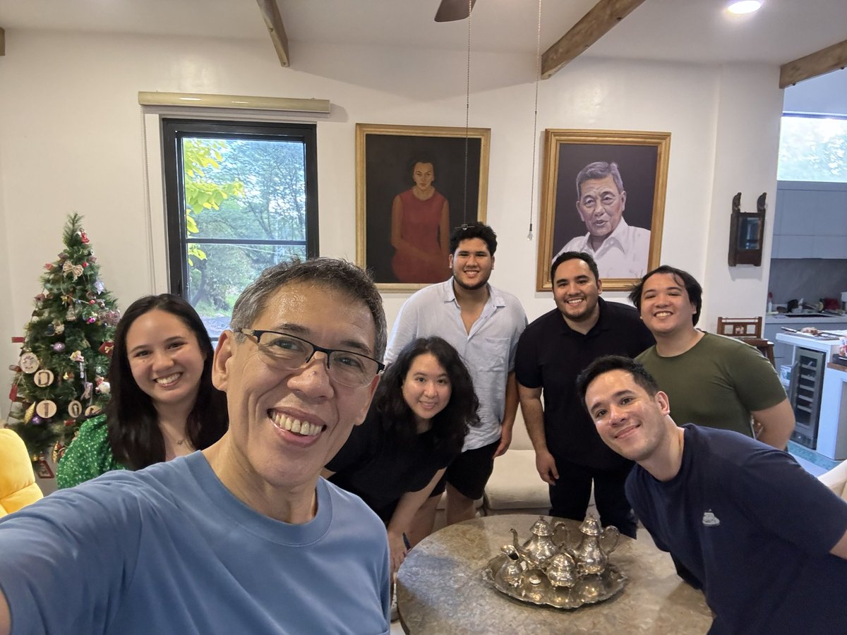 ChelDiokno's tweet photo. Isang Maligayang Pasko sa lahat! Nawa’y maging mapayapa, masaya, at puno ng pagmamahal ang inyong mga Kapaskuhan! 

Don’t forget to watch and support GOMBURZA in the Metro Manila Film Festival. ❤️ https://t.co/5bbYhPQBhQ
