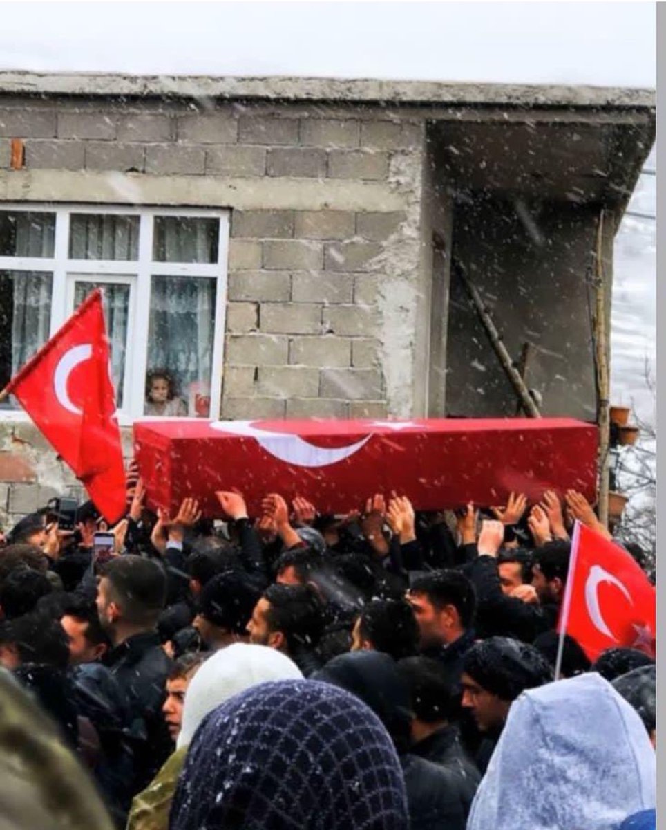 alitilkici38's tweet photo. Sayın Cumhurbaşkanım @RTErdogan #UzmanÇavuş’lar sizinde bildiğiniz gibi Silahlı Kuvvetlerin en fazla şehit gazi olan cephede en önde giden toprağa ilk düşen fedakar yiğitleridir.
Ne yazıkki 37 yıldır sözleşme ile görev yapıp mesleki güvence olmadan yarınlara endişe ile bakarak görev yapıyorlar.
Hastalandıklarında 90 gün içerisinde iyileşmeleri lazım yoksa meslekten atılıyorlar
Nice meslek gruplarının Kadro sorununu çözdünüz.
Kahramanların Kadro sorunu ve özlük haklarının düzeltilmesi bir nebze şehitlerimize vefadır.

#CennetteVarKadrodaYok