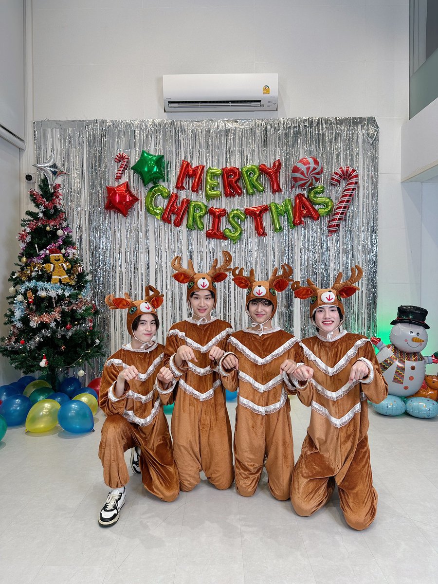 thaichayanon's tweet photo. กวางหลงฝูง #BUSbecauseofyouishine 
#1stXMASwithBUS https://t.co/6ZtNsSGLUN