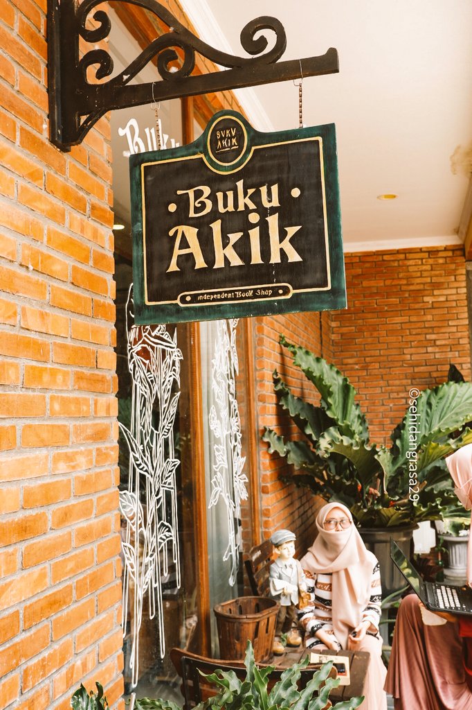 ImannurdinW's tweet photo. Buku Akik ❤️
Sebuah kedai buku mandiri di dlm kawasan perumahan yg padat di Jogja.
Indie habis. Teringat Shakespeare & Co. Malahan terdapat pustaka untuk bacaan percuma.
Ada juga jualan drip bag coffee bawah nama mereka.
#supportyourlocalbookstore #indipendentbookshop https://t.co/Ydl1lnyjfl