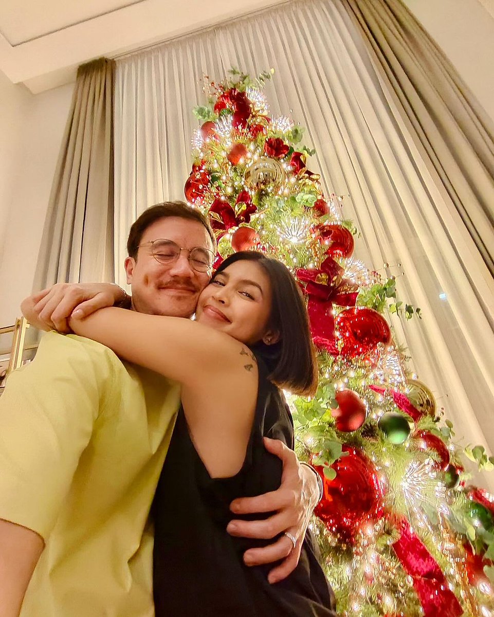 News5PH's tweet photo. MERRY CHRISTMAS MR. &amp; MRS. ATAYDE 🌲

Ibinahagi ng mag-asawang #MaineMendoza at #ArjoAtayde ang kanilang Christmas pictures.

"Merry Christmas from us! ❤️" pagbati ng dalawa. #News5

📷: Maine, Arjo Atayde (Instagram) https://t.co/MldIMUnSf0