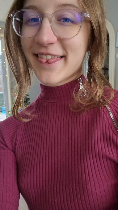 Merry Christmas everyone! Hope you all have a wonderful day ☺️ https://t.co/hDOIYvyp1r