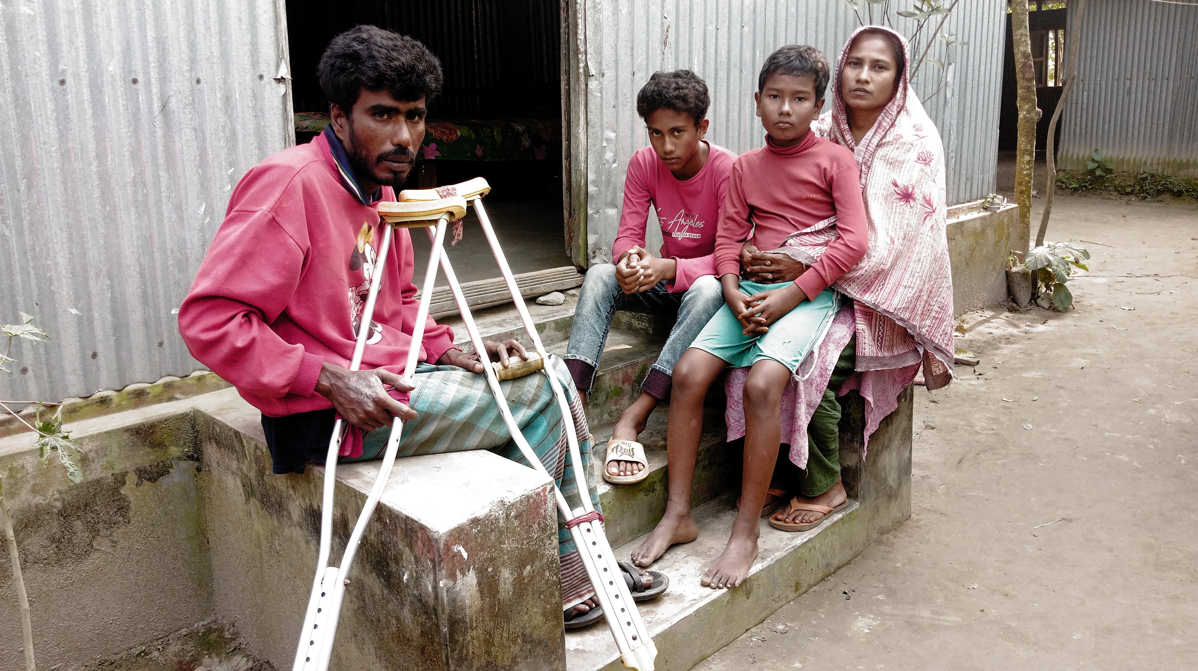 মুহাম্মদ আলীর কবলে নিঃস্ব! পঙ্গু স্বামী-সন্তান নিয়ে ধারে ধারে ঘুরছেন তারা