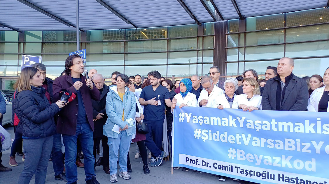 📢Basın Açıklaması 

Sağlıkta Şiddet Yasasının Çıkması İçin Kaç Kere Ölmemiz Lazım⁉️

📌Sağlıkta şiddetin hedefi bu kez Okmeydanı Prof. Dr. Cemil Taşçıoğlu Hastanesi acil servisinde çalışan meslektaşımız oldu. Bir hasta yakını tarafından feci şekilde darp edilen ve yüz