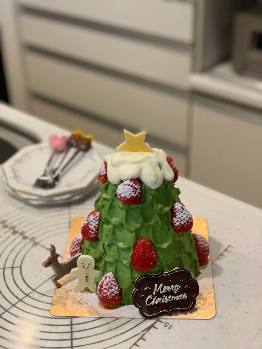 Basupaudel7's tweet image. Christmas tree cake cutting
Merry Christmas  🎄🎄
