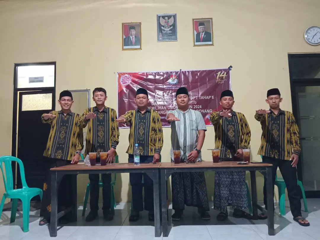 KembanganPps's tweet photo. Kembangan, 25 Desember 2023

PPS Kembangan mengadakan Rapat Pemeliharaan DPT dan Penyusunan DPTB Pemilu 2024 di Bulan Desember, yang dihadiri oleh Anggota PPS, Sekretriat dan Pengawas Pemilu Desa. https://t.co/ZC0FskdsCz