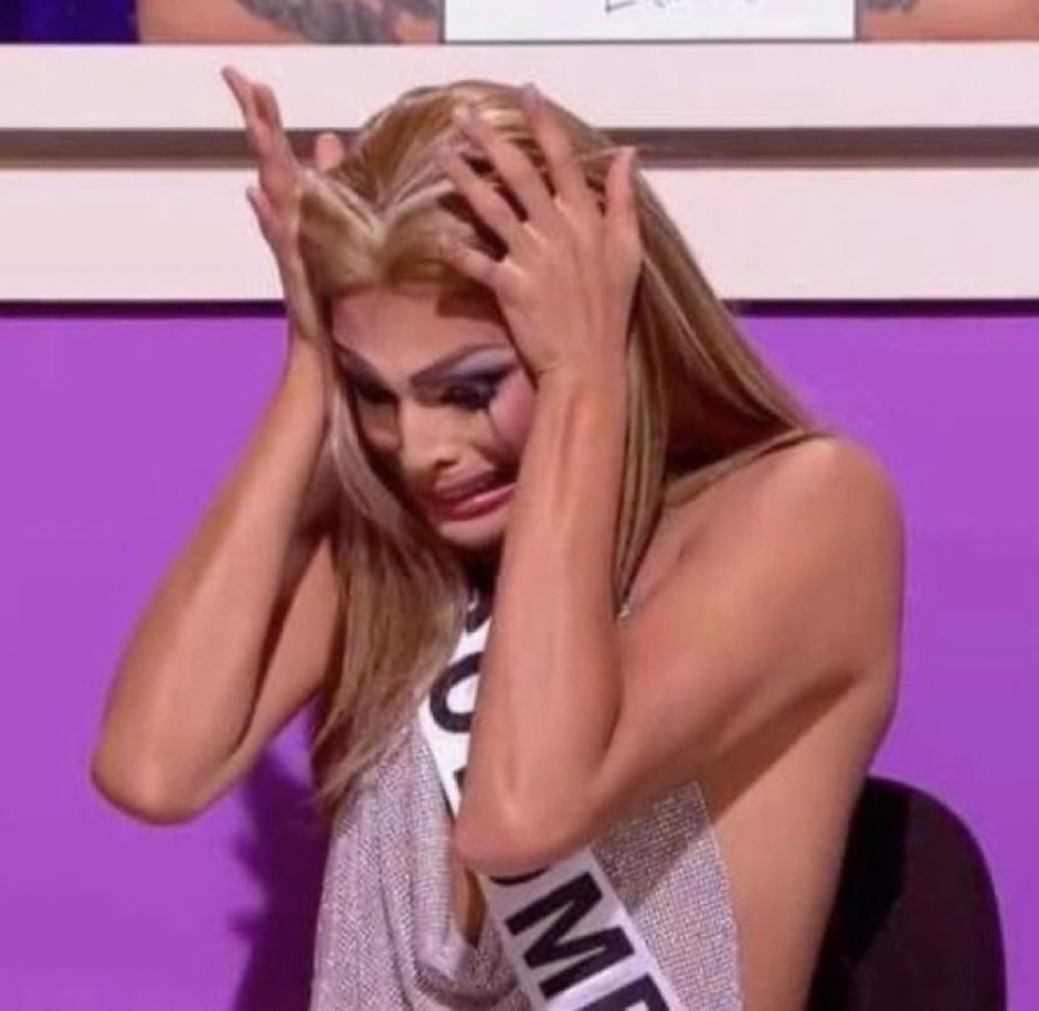 itsbelakboy's tweet photo. me if i don’t see a Melissa Bianchini/Lina Galore double crowning underneath my Christmas tree today #DragRaceItalia https://t.co/Mmnj8AWf3v