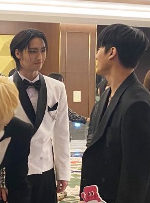 sunshine_1117's tweet image. #SEONGHWA just told the story behind him giving this expression to wooyoung-- he was actually showing off his heels to wooyo being like "I'm wearing heals, how's it?" but he didn't say that it looked pretty so he went '🥺'

also note that hwa refered to wooyoung as 'wooyo' 😭