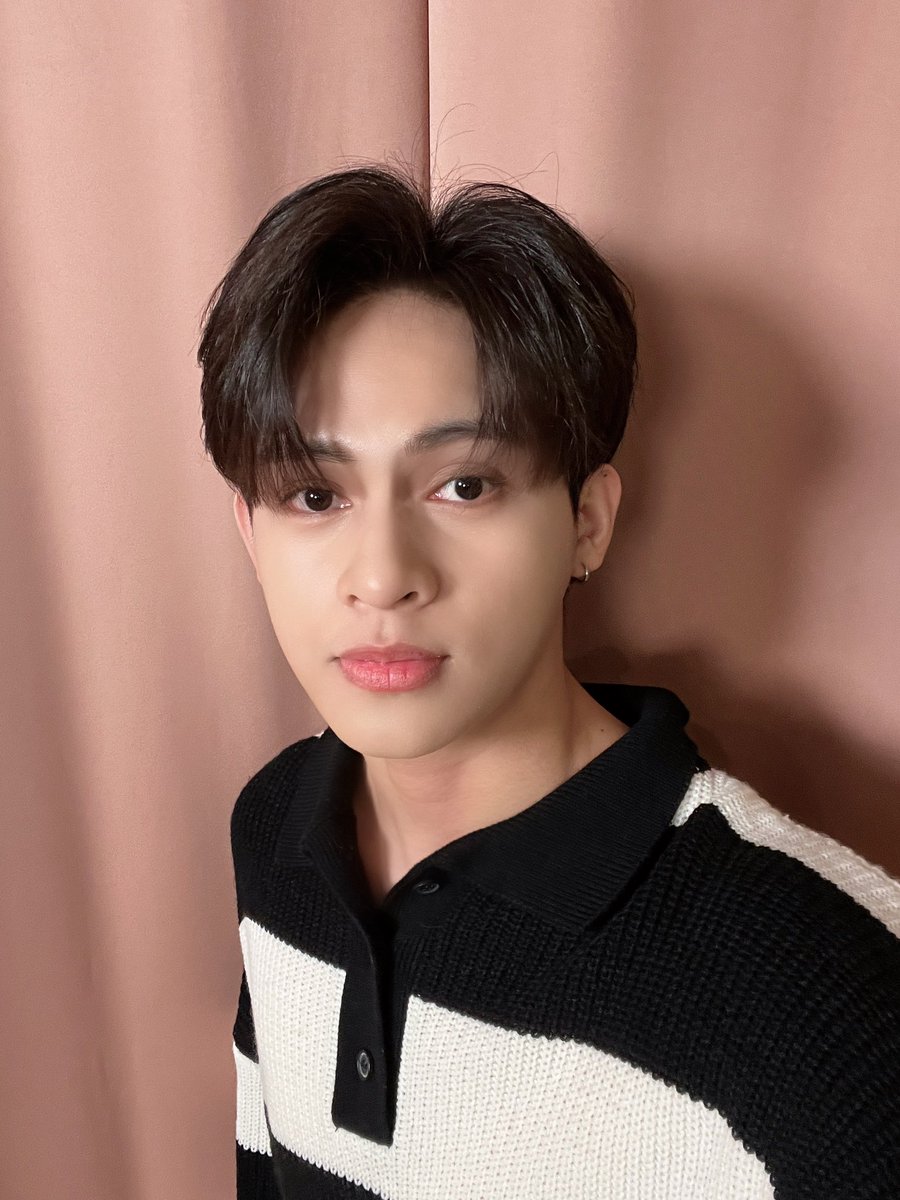 official_newID's tweet photo. [#MACKY] 
Merry Christmas everyone, have a nice and beautiful day with your family and friends. Lets go!! 🎄🤍

#New_ID #뉴이드 #MACKY #마키 https://t.co/uCMCgjuQFq