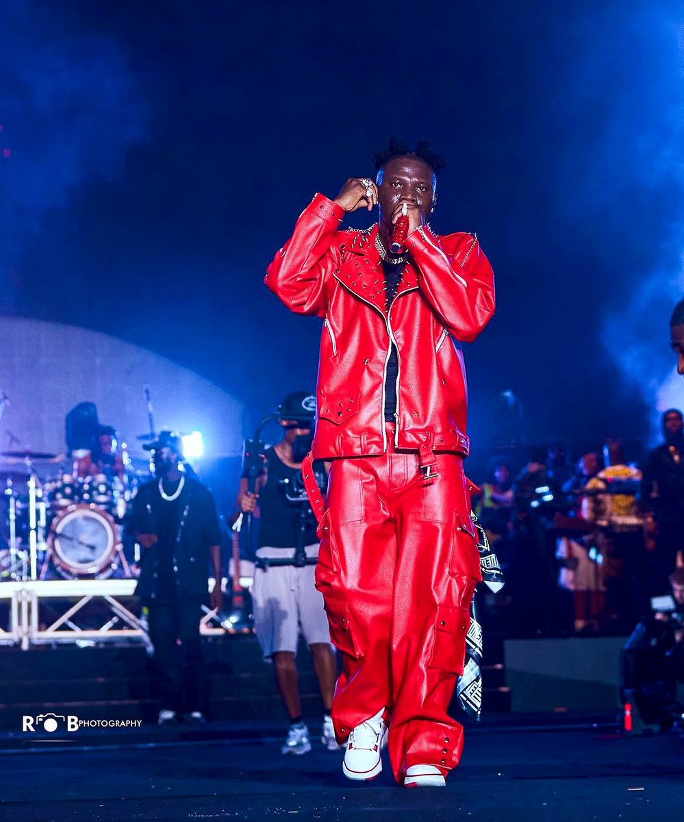 dottybwoyb's tweet photo. Artist of the years 2023 goes to stonebwoy hands down https://t.co/NGJ6sWTM1E