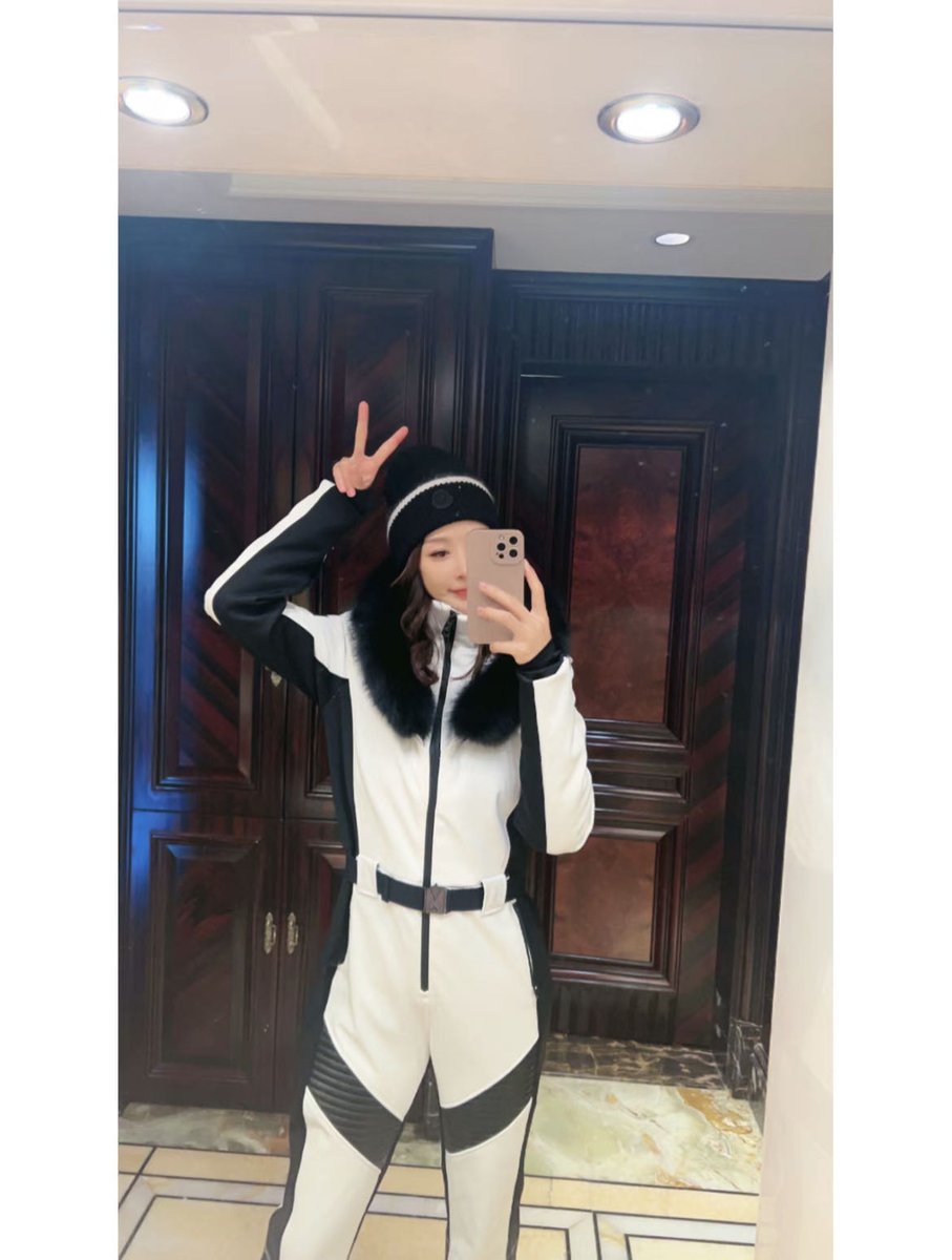 usw3ei2nzpu's tweet photo. No skiing no winter, keep love to go to the mountains and seas.🤨
#skiing #winter #fitnessgirl https://t.co/itYoKczTLd