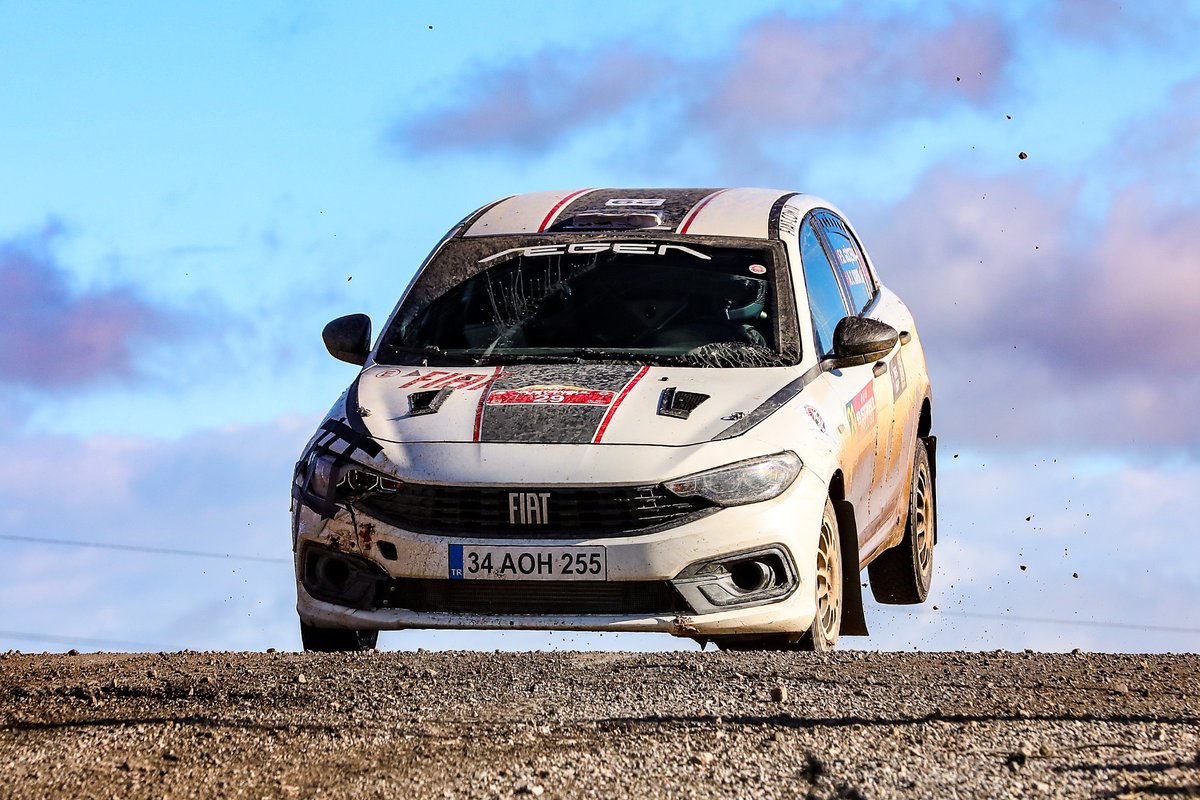 43. İstanbul Rallisi’nin Erkan Bodur TOSFED Ralli Kupası klasmanında Kemal Çetinkaya-Tolga Tezeken genel klasman ve Kategori 4 birincisi olarak finişe gelirken, kupanın birinciliğini de garantilemiş oldular. turkmotorspor.com/tosfed-kupasi-…