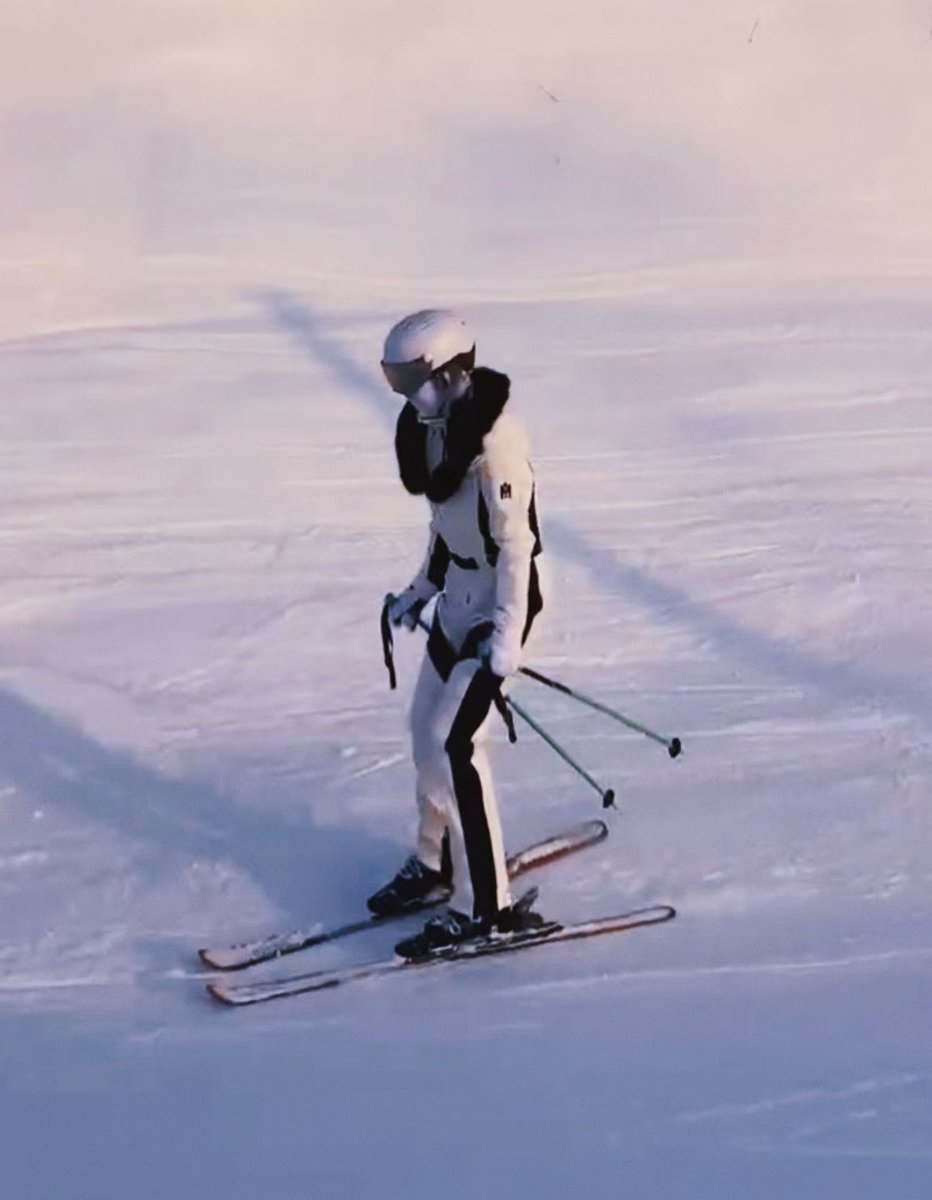usw3ei2nzpu's tweet photo. No skiing no winter, keep love to go to the mountains and seas.🤨
#skiing #winter #fitnessgirl https://t.co/itYoKczTLd