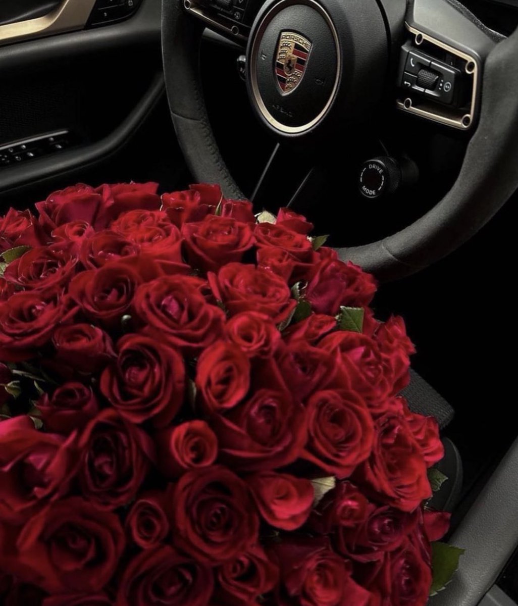 i3Moment's tweet photo. Red roses https://t.co/p1nmjGvPWY