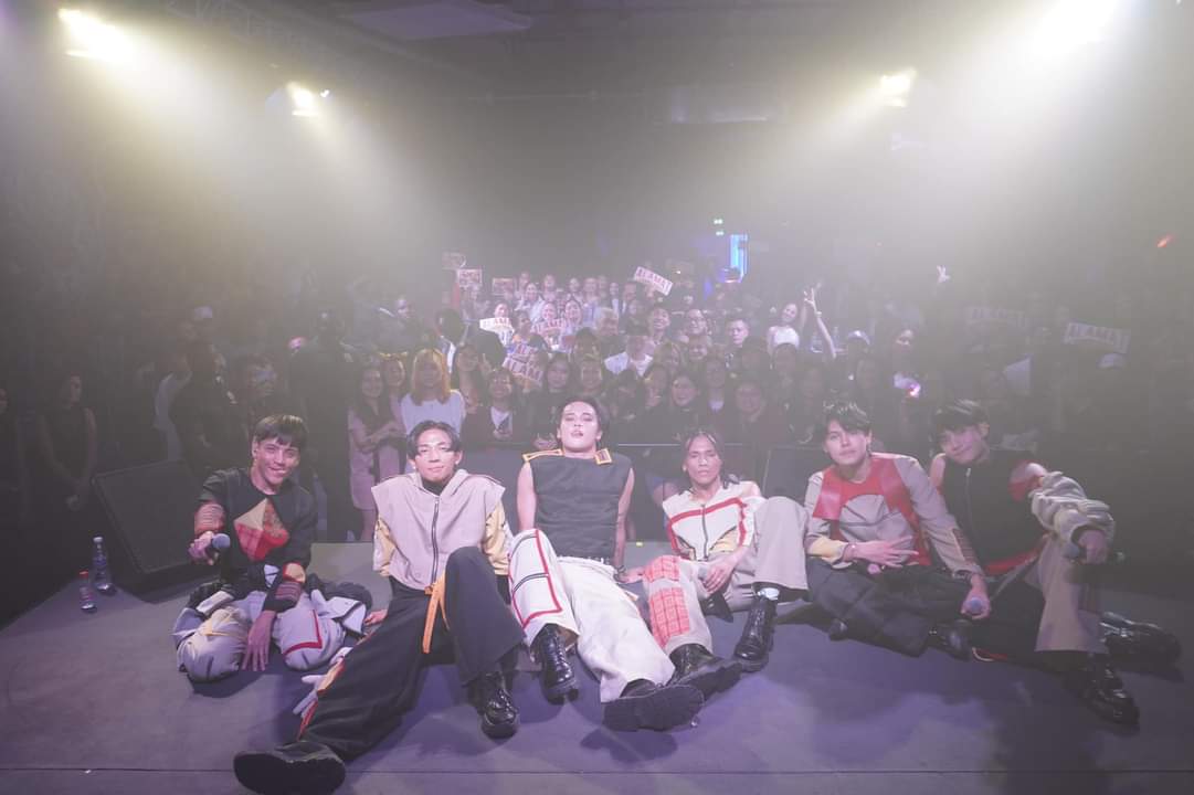 Nakipag-#group photo ang P-pop group na #ALAMAT sa fans sa kanilang unang international show na ginanap sa Dubai. #News5 #ALAMATIsaPuso #ALAMATinDubai

📷: Alamat