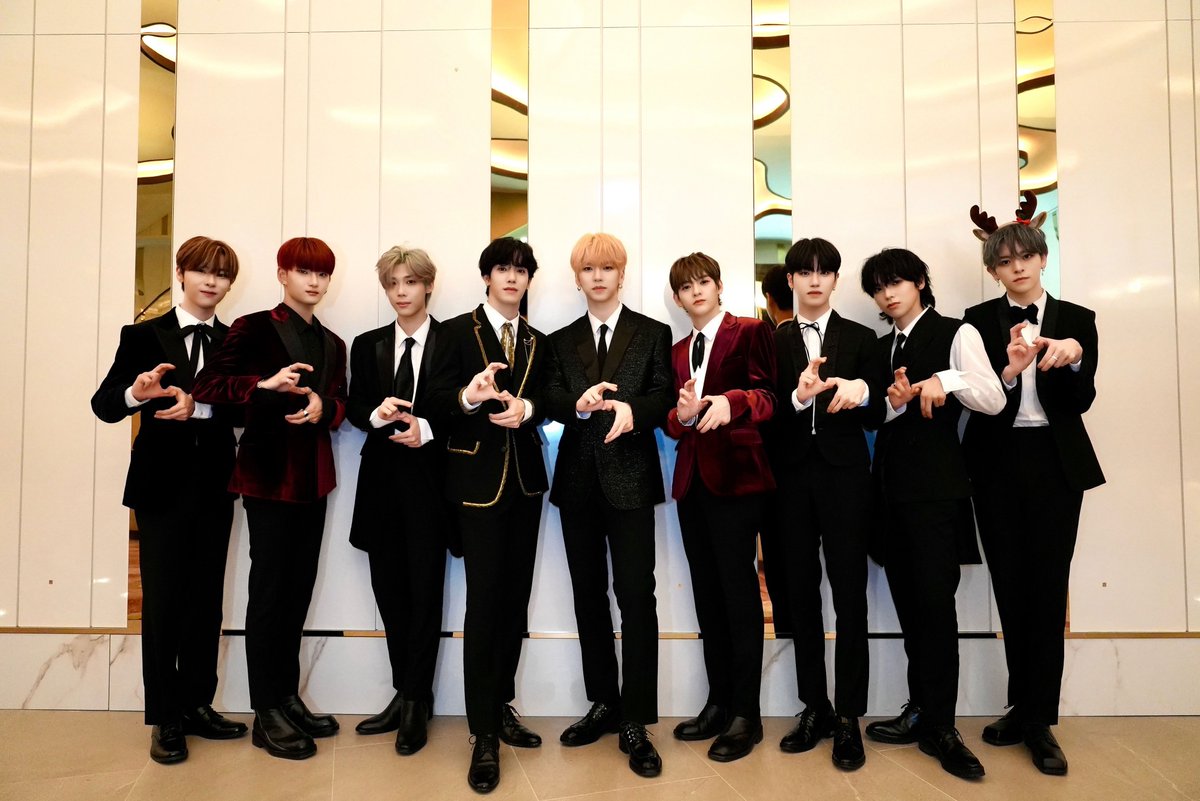 nSSign_official's tweet photo. [📸] SBS 가요대전 완료💛

가요대전 엔싸인 출격😎
많이 떨렸을 텐데 역시나 잘했어요 우리 엔싸인🫳🏻🫳🏻
남은 2023년도 잘 부탁해요 코스모🫶🏻

#nSSign #엔싸인 https://t.co/0VIMDUOKqs