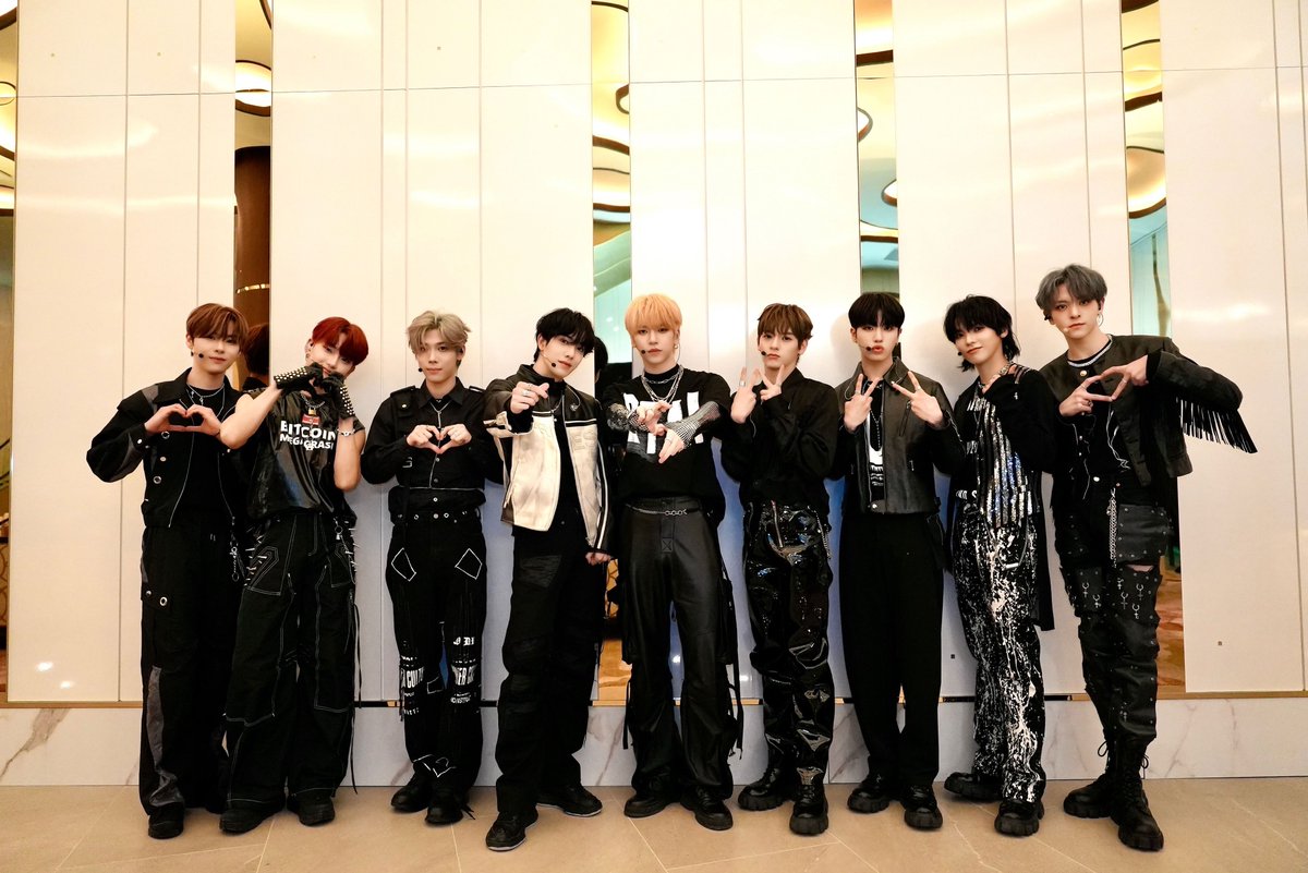 nSSign_official's tweet photo. [📸] SBS 가요대전 완료💛

가요대전 엔싸인 출격😎
많이 떨렸을 텐데 역시나 잘했어요 우리 엔싸인🫳🏻🫳🏻
남은 2023년도 잘 부탁해요 코스모🫶🏻

#nSSign #엔싸인 https://t.co/0VIMDUOKqs