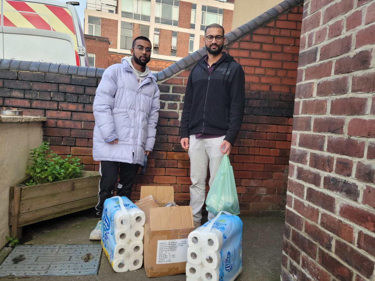 RQYorkshire's tweet photo. Do you know how our volunteers @amyarotherham spend their time during the #festiveseason?

• Giving gifts to the #elderly 
• #Givingfood and sanitary products to the #homeless 
• Donating non-perishable food to @HFFoodbanks 
• Gifting #presents to children @RotherhamNHS_FT https://t.co/tFSW1KW1at