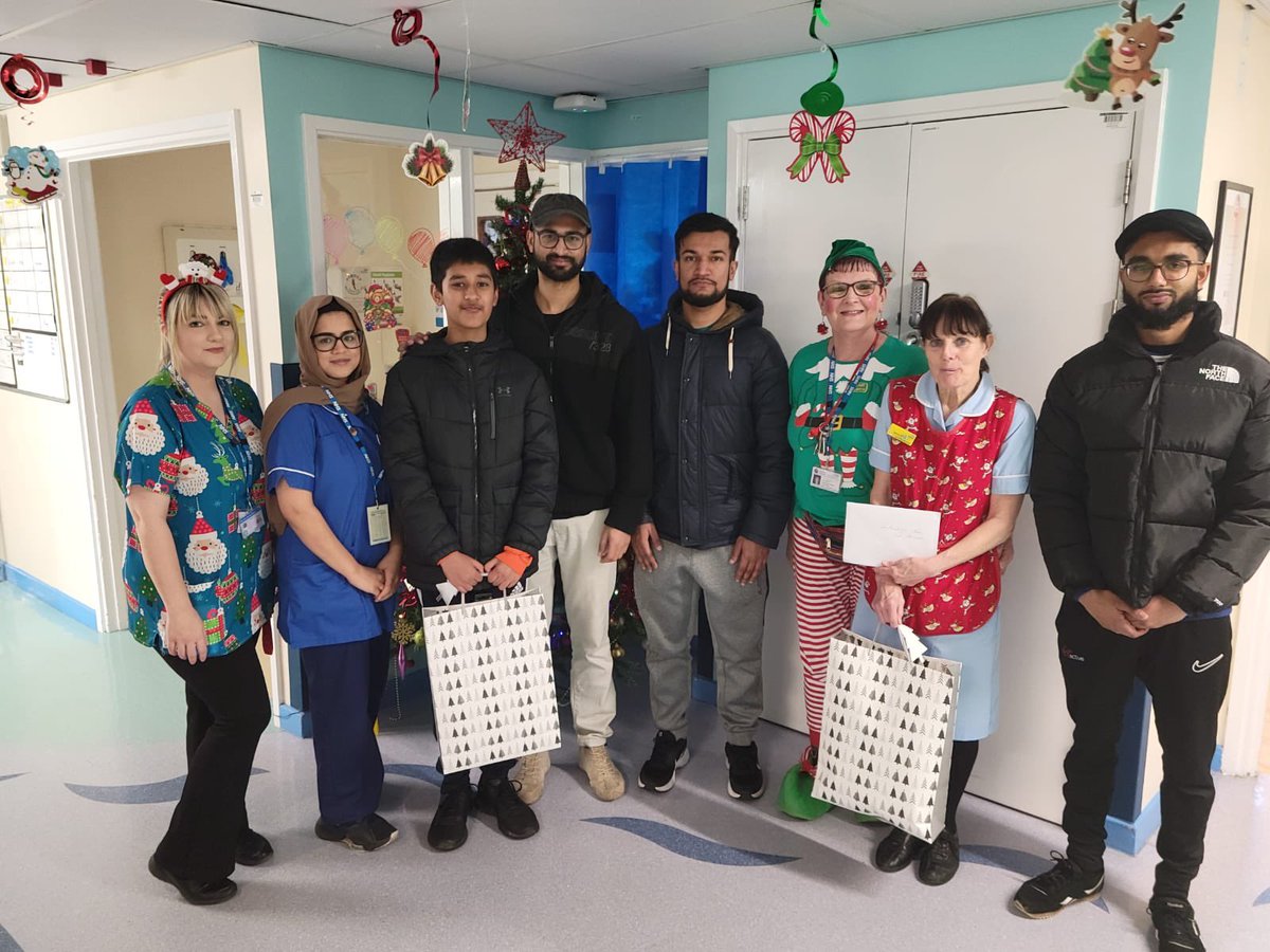 RQYorkshire's tweet photo. Do you know how our volunteers @amyarotherham spend their time during the #festiveseason?

• Giving gifts to the #elderly 
• #Givingfood and sanitary products to the #homeless 
• Donating non-perishable food to @HFFoodbanks 
• Gifting #presents to children @RotherhamNHS_FT https://t.co/tFSW1KW1at