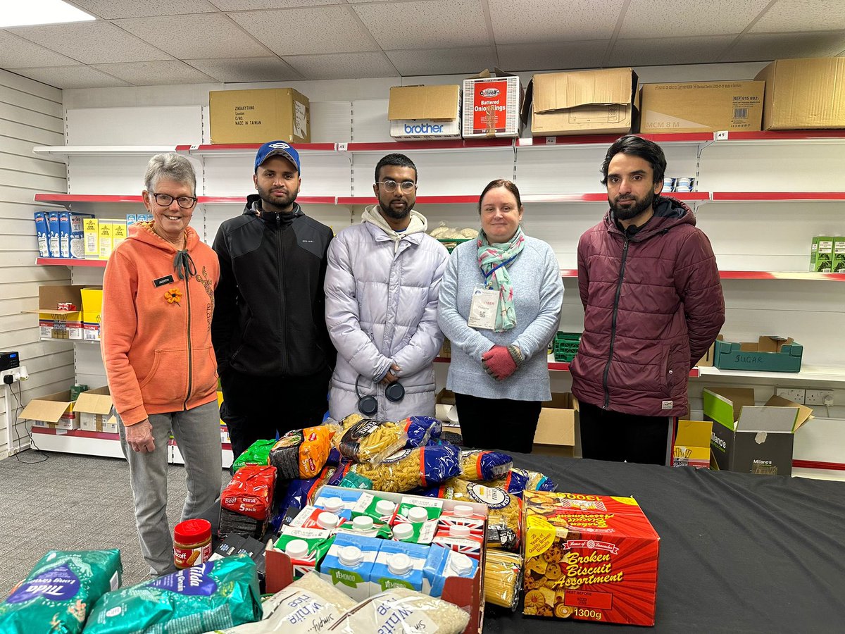 RQYorkshire's tweet photo. Do you know how our volunteers @amyarotherham spend their time during the #festiveseason?

• Giving gifts to the #elderly 
• #Givingfood and sanitary products to the #homeless 
• Donating non-perishable food to @HFFoodbanks 
• Gifting #presents to children @RotherhamNHS_FT https://t.co/tFSW1KW1at