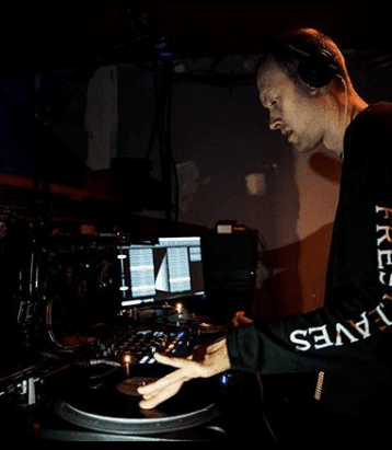 stormdjs's tweet image. #DJVek has been creating a lively atmosphere for over 15 years at events across London! He loves mixing and playing music for a good time. #StormDJs #OpenFormatDJ #MusicLover
storm-djs.com/djs/dj-vek/
