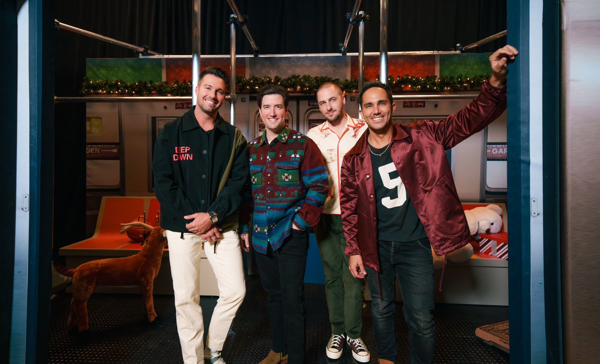 bigtimerush's tweet photo. Merry Christmas Rushers!! Hope your holiday is filled with love, light, and joy ❤️🎄🎅 https://t.co/8IKOvg56Nd