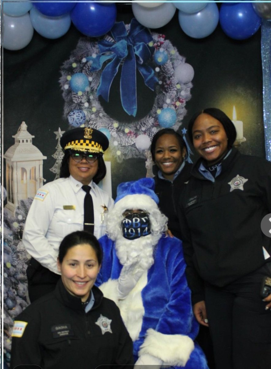 Chicago BLUE Santa & his Police BLUE Crew would like to wish everyone the WARMEST HOLIDAY GREETINGS 💙🤍💙