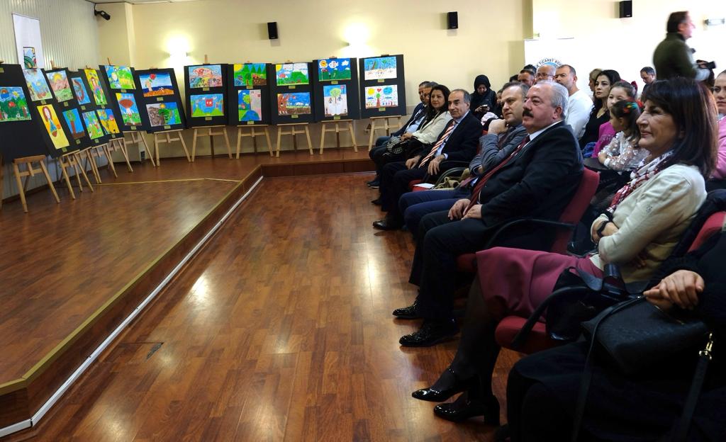 Müdürlüğümüz ve İzmir Ticaret Borsası iş birliğinde Türkiye İş Bankası katkıları ile gerçekleştirilen Cumhuriyetimizin 100. Yılında Toprak Ve Çocuk konulu Canlı Resim Yarışması ödül töreni gerçekleştirildi.
<a href="/tcmeb/">Millî Eğitim Bakanlığı</a> <a href="/Yusuf__Tekin/">Yusuf Tekin</a> <a href="/yahsiomer/">Dr. Ömer YAHŞİ</a>