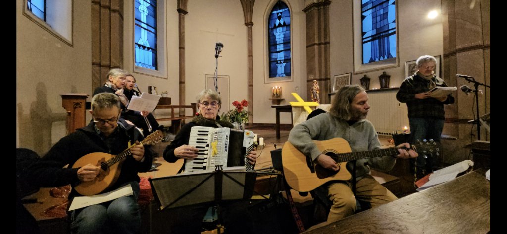 Kirche_an_Kante's tweet photo. Thread 1/n
FROHE WEIHNACHTEN! Am 23.12.23 haben Menschen aus #Keyenberg #Kuckum #Oberwestrich #Unterwestrich und #Berverath den Übergang vom #Advent zu #Weihnachten in IHRER Kirche gefeiert, gemeinsam mit Aktiven von @Kirche_an_Kante . Im folgenden dokumentierende Bilder: https://t.co/YoYQvySXjx