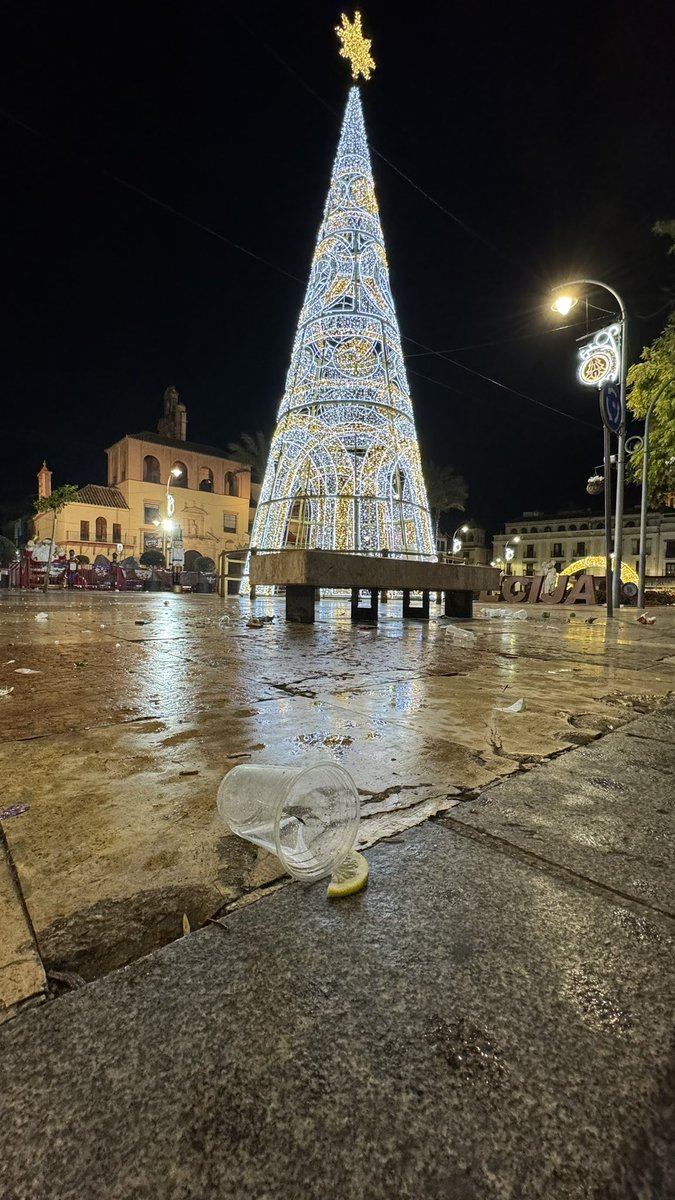 Asco me daba anoche sobre las 23:30 pasar por nuestra plaza… asco. Y esto es poco a lo que se veía. <a href="/Ecija_Sevilla/">Ecija-Sevilla</a> <a href="/aytoecija/">Ayuntamiento Écija</a> <a href="/Turismoecija/">Turismo Écija</a> no se ni como habrá acabado esta mañana… #Ecija