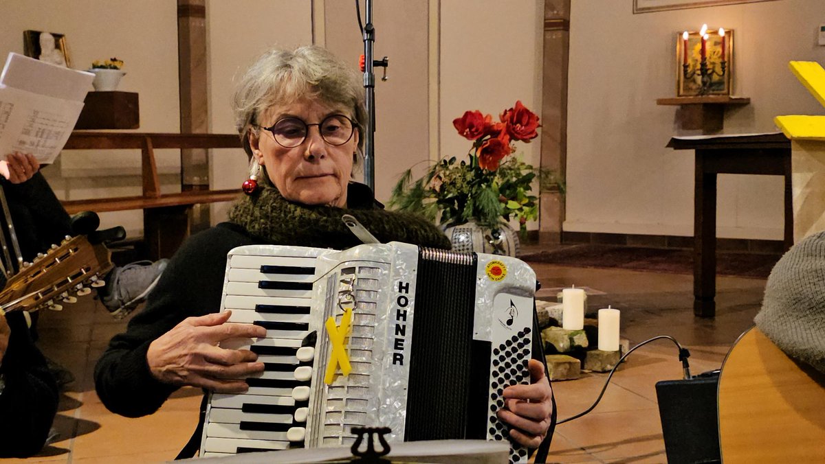 Kirche_an_Kante's tweet photo. Thread 1/n
FROHE WEIHNACHTEN! Am 23.12.23 haben Menschen aus #Keyenberg #Kuckum #Oberwestrich #Unterwestrich und #Berverath den Übergang vom #Advent zu #Weihnachten in IHRER Kirche gefeiert, gemeinsam mit Aktiven von @Kirche_an_Kante . Im folgenden dokumentierende Bilder: https://t.co/YoYQvySXjx