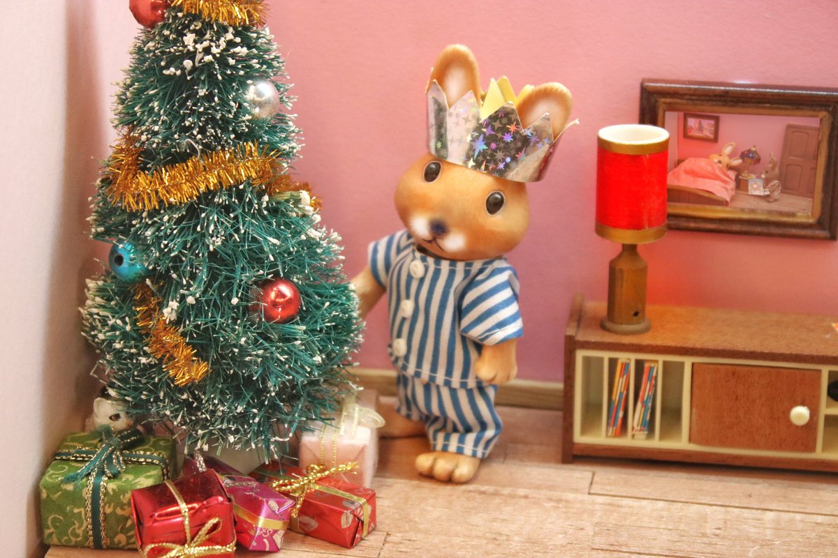 forest_fr1ends's tweet image. firstly, i’ve figured out what happened to the blue tinsel. 
secondly the cat is currently doing the most festive shit i’ve ever seen…