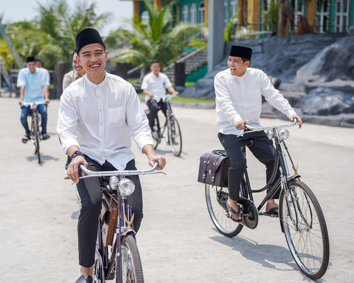 RajaJuliAntoni's tweet photo. Selamat ulang tahun Mas Ketum @kaesangp. Teriring doa dan shalawat untuk keselamatan Mas Ketum dari fitnah dan gangguan orang-orang jahat yang zolim.

Ya Allah, berikanlah shalawat kepada pemimpin kami Nabi Muhammad, dan sibukkanlah orang-orang dzalim agar mendapat kejahatan dari orang dzalim lainnya, selamatkanlah kami dari kejahatan mereka. Dan berilanlah shalawat kepada seluruh keluarga dan para sahabat beliau.

#kaesang #psi
