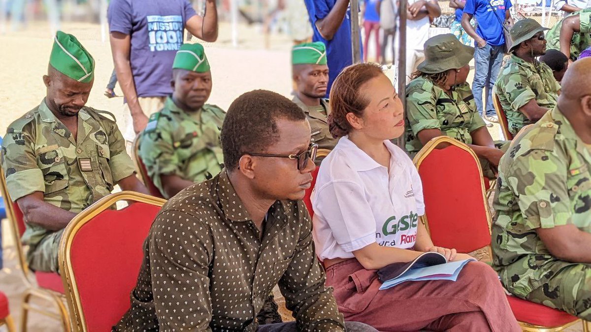 OureyaRaissa's tweet photo. En ces jours de fête n’oubliez d’avoir un #Geste #pour #la #planete.@ag_hfo @ InstitutdelaFrancophonie pour le développement durable -@IssaBADO, LL.M. @OIF @jeunesvertsong @WHO 
Merci à tous nos partenaires et à @OIF pour cette activité éco citoyenne 

Bonne fête à vous https://t.co/yi1pF4vbbp