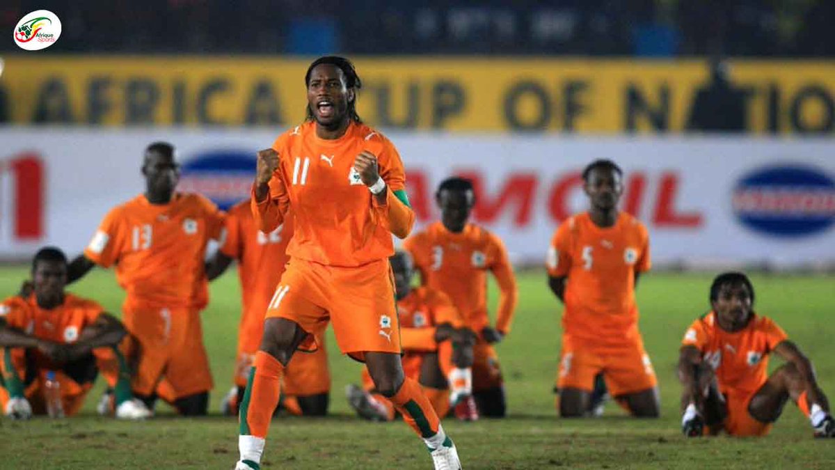 FootFacts_Fr's tweet photo. Anecdote:

"J-20 avant le coup d'envoi de la #CAN2023 ! En anticipation, revenons à 2006, où la Côte d’Ivoire et le Cameroun ont livré une bataille mémorable aux tirs au but. 23 tirs plus tard, la Côte d’Ivoire s'est imposée 12-11.⚽🏆 

#CAN2006 #CAN2023 https://t.co/vYsAdBGwH7