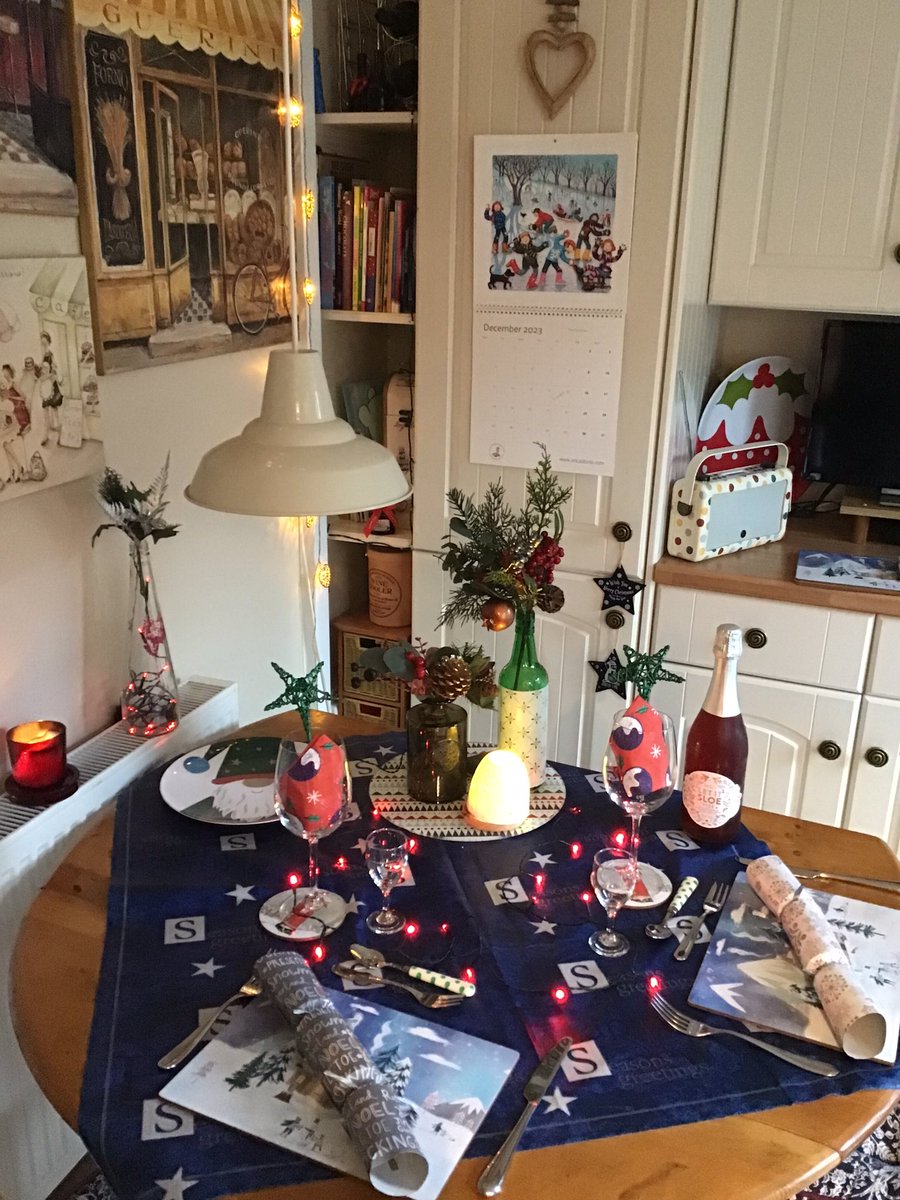 JackiHicks's tweet image. So glad I made a reservation #Christmaslunch 🍽️🍷 #tablefortwo 🫶🏻 #HomeSweetHome 💕