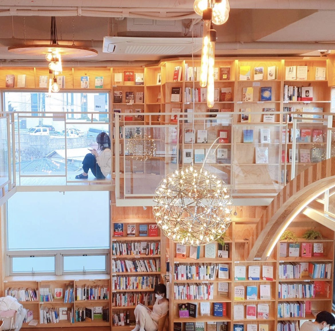 danggeunbooks's tweet photo. 5 Rekomendasi book cafe Seoul buat meet-up

1.채그로 (Check Grow Bookstore)

Kafe buku ini terkenal dengan pemandangan indah Hangang di dekat Stasiun Mapo🚇

Gak cuma buat belanja buku dan baca, pas weekend banyak kegiatan literasi kayak book talk atau baca bareng📚

#booktrip https://t.co/U6o0ZMPdlN