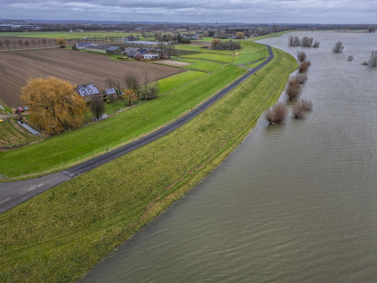 Ook met kerst is het waterschap bezig om wateroverlast te voorkomen. Zo sluit vandaag de Arkelse Damsluis. Zo komt het water in het Merwedekanaal niet hoger dan de kades. Daarnaast inspecteren we vanwege hoogwater de dijken langs de Waal en Neder-Rijn. 👉waterschaprivierenland.nl/liveblog-hoogw…