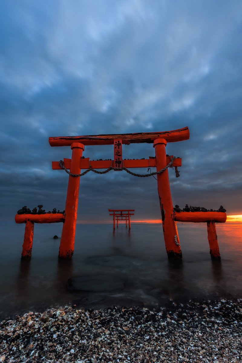 plain_tree's tweet photo. 横から差し込む朝焼けの光が眩しかった

#海中鳥居
#朝焼け
#有明海
#太良町
#鳥居 https://t.co/p0lEdPCs8F