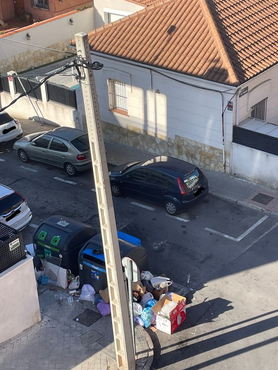Vergonzoso el comportamiento incívico e insalubre de la gente. Contenedores de papel y vídrio usados como basura en general. Calle Santa Tecla, esquina San Mariano <a href="/JMD_SanBlas/">Distrito de San Blas-Canillejas</a> 

<a href="/ppsanblas/">PP SanBlasCanillejas</a> @PsoeSanBlas <a href="/MasmadridS/">Más Madrid | San Blas-Canillejas</a> <a href="/Vox_SanBlas/">VOX San Blas - Canillejas</a> <a href="/PodemosSBC/">Podemos San Blas-Canillejas</a> @BCanillejas